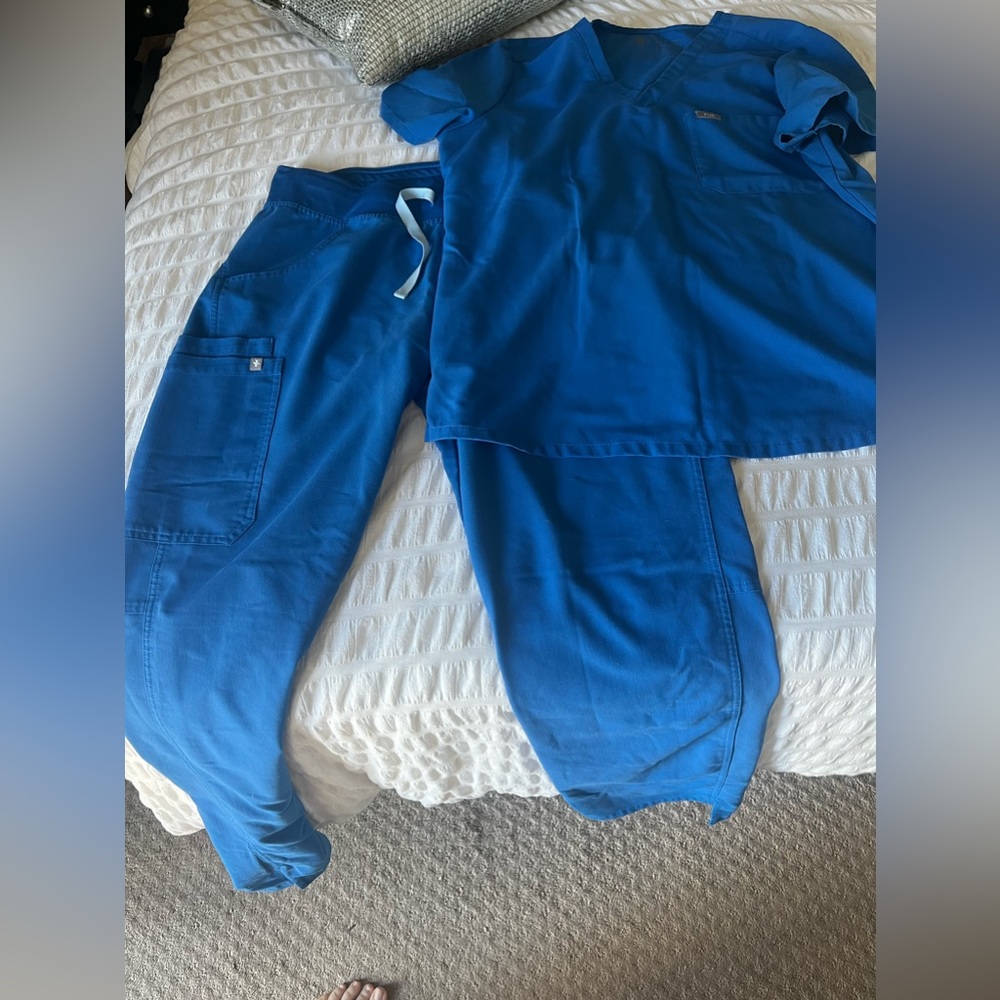 Figs scrubs barely worn !! Medium Tall pants and large top